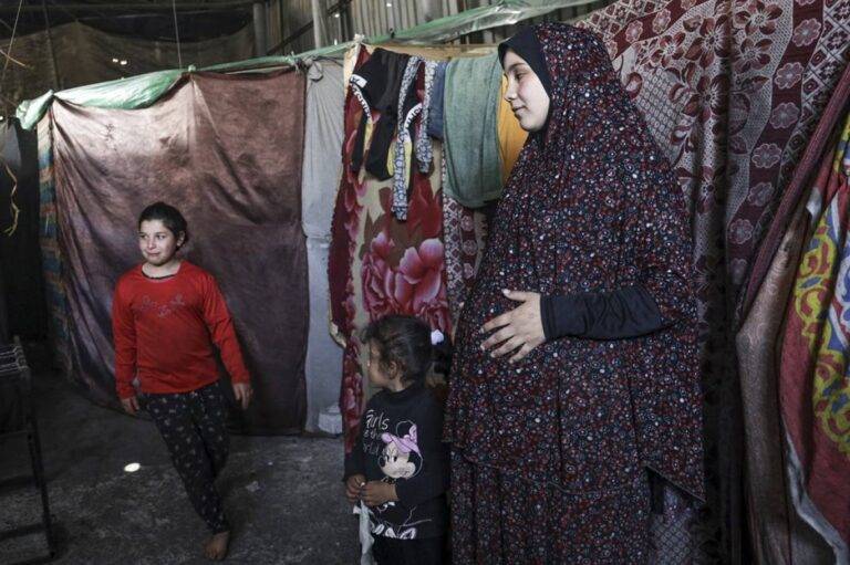 سيدة حامل في خيام النازحين داخل قطاع غزة