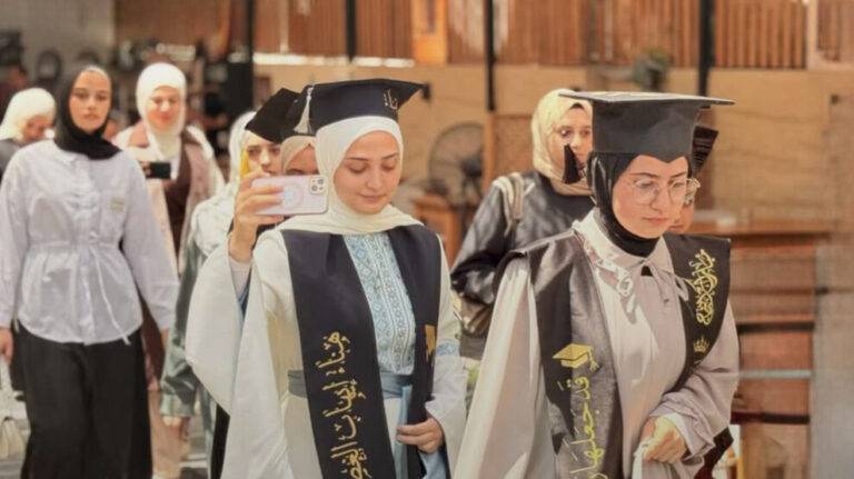 فتيات غزة يتفوقن دراسياً رغم الحرب والحصار