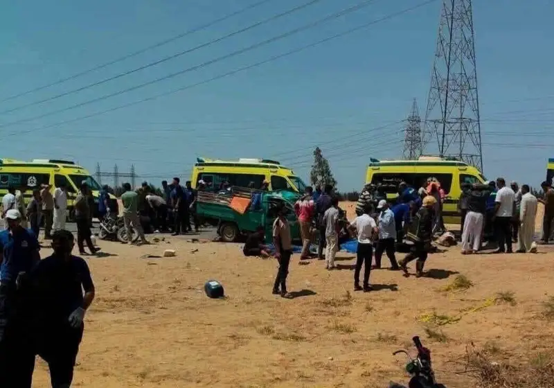 سيارات الإسعاف تنقل مصابي أحد حوادث الطرق في مصر