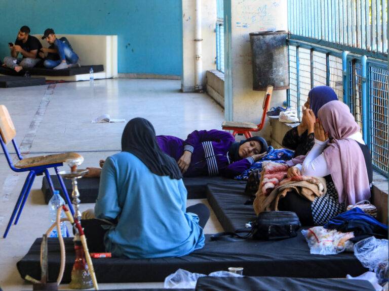 نازحون لبنانيون مقيمون في أحد المدارس