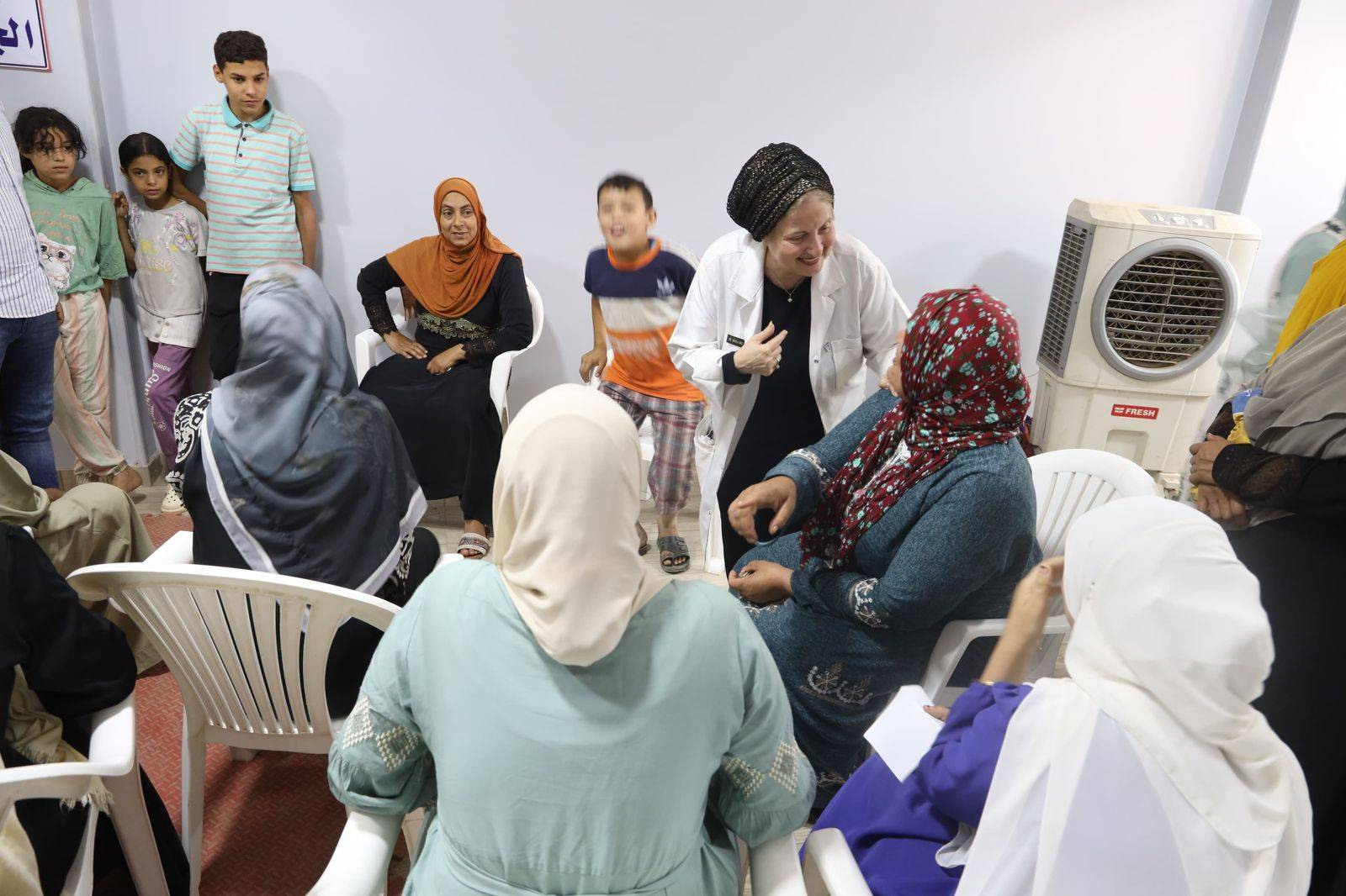 سيدات لاجئات يستمعن لإرشادات طبية