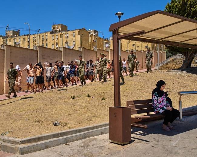 قام جنود إسبان بمرافقة مهاجرين في سبتة باتجاه الحدود مع المغرب يوم الأحد.