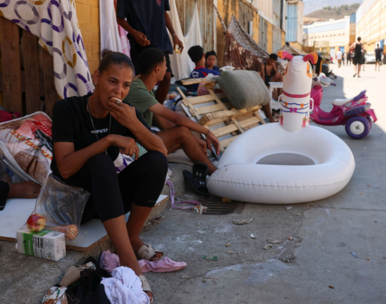 مهاجرون ينتظرون وينامون في العراء في سبتة