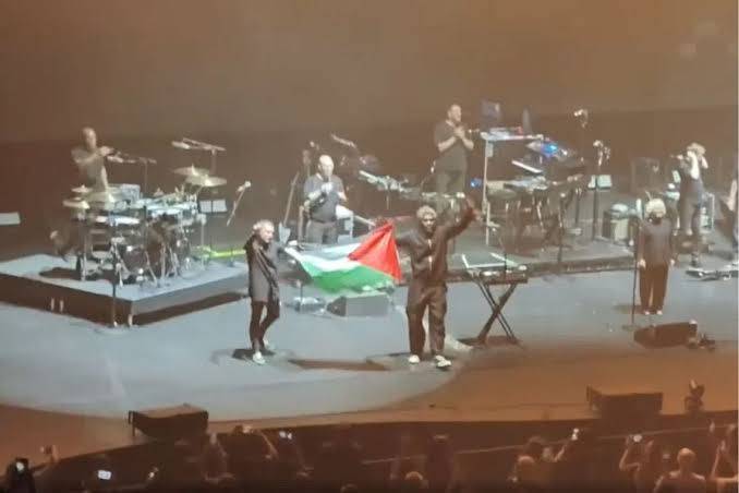عضوان من فرقة ماسيف أتاك يرفعان العلم الفلسطيني