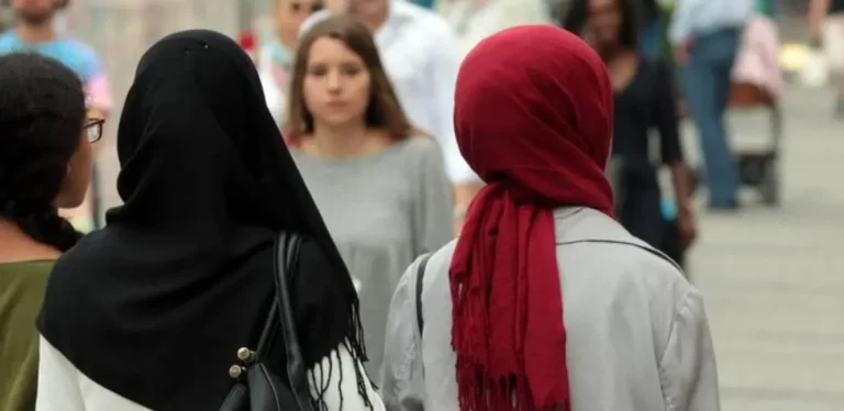 حظر ارتداء الحجاب في مدارس النمسا للفتيات دون 18 عامًا.
