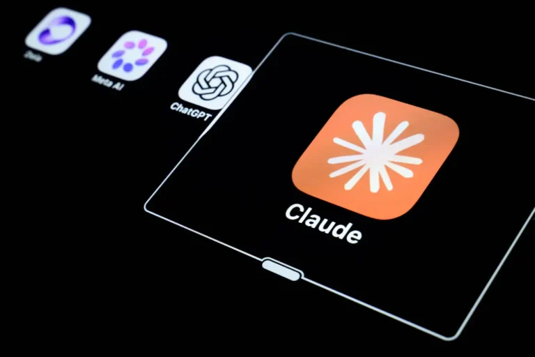 صورة توضيحية تسلط الضوء على أيقونة تطبيق الذكاء الاصطناعي "Claude" من شركة Anthropic على شاشة جهاز لوحي