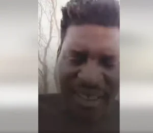 شاب سوداني يسجل آخر لحظاته في صحراء ليبيا