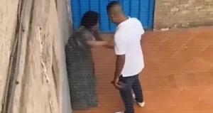 مقطع صادم يوثق اعتداء شرطي مغربي على امرأة.
