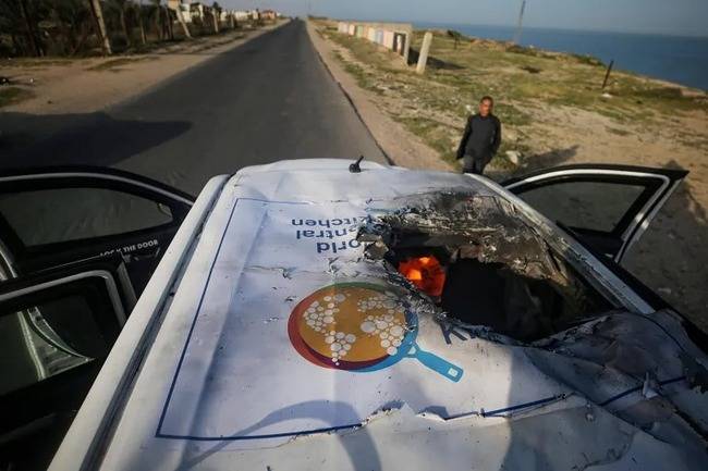 صورة من استهداف مركبة تقل موظفي المطبخ العالمي في غزة