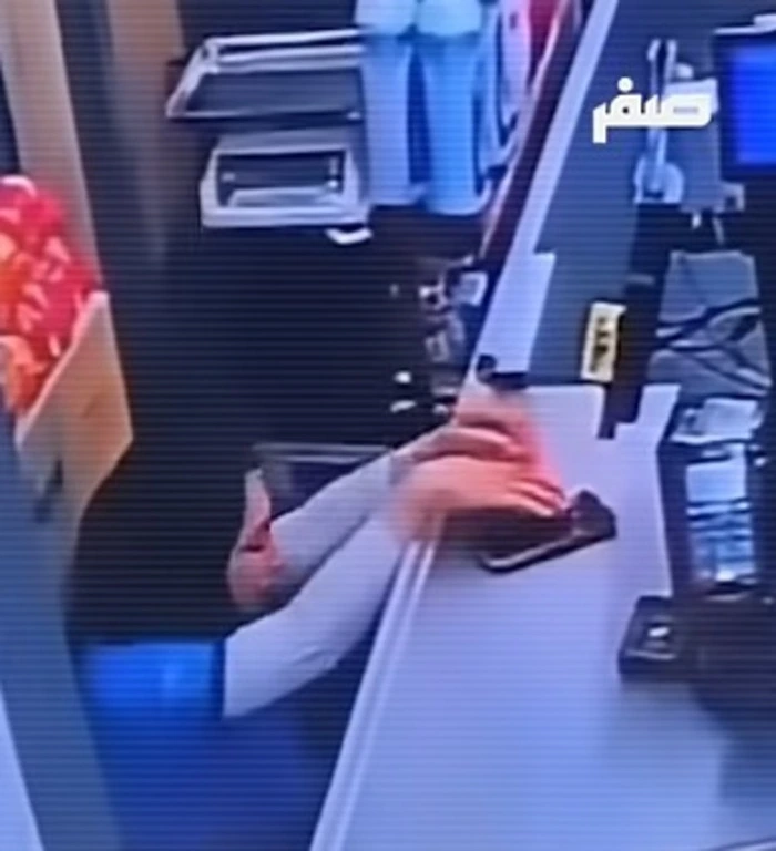 عاملة في تركيا تنهار من شدة التعب خلال العمل