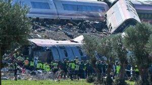 مصرع 64 شخصا في تصادم قطارين فائقي السرعة في إسبانيا