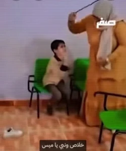 مصر.. معلمة تنهال بالضرب على طفل