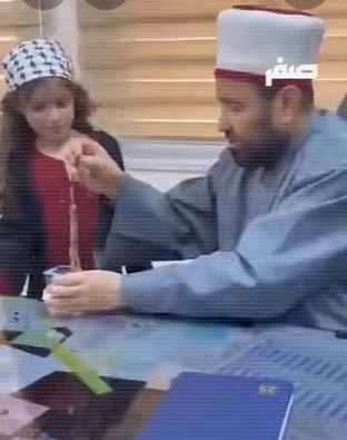 وزير الأوقاف الفلسطيني يثير الجدل بوضع مسبحته في الماء وسقي طفلة منه