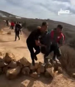 مستوطنون ملثمون ينهالون بالضرب على صحفية أمريكية قرب رام الله