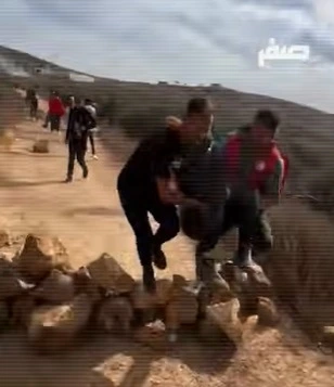 مستوطنون ملثمون ينهالون بالضرب على صحفية أمريكية قرب رام الله