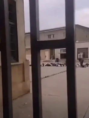مشهد صادم.. مدير مدرسة في بغداد يرمي القمامة فوق رؤوس طلابه
