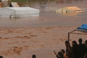 أمطار غزيرة وسيول تُغرق مخيمات الشمال السوري