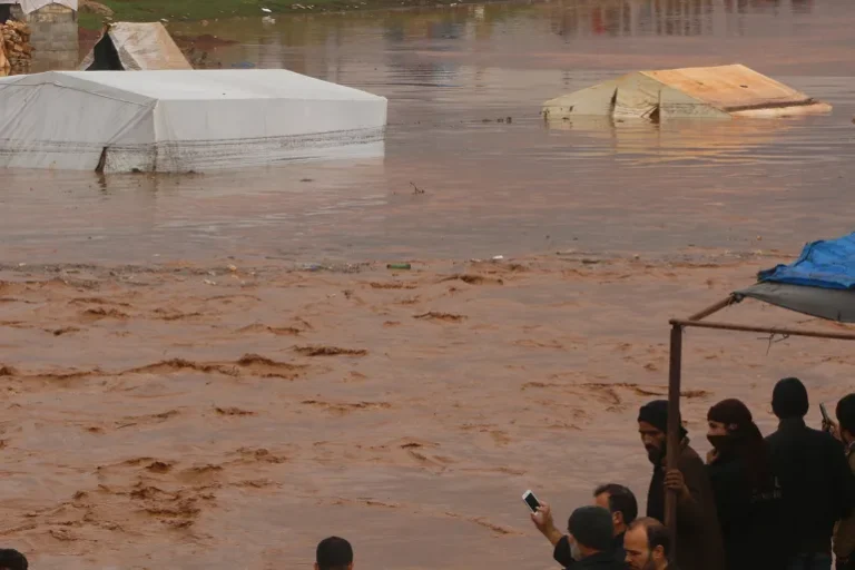 أمطار غزيرة وسيول تُغرق مخيمات الشمال السوري