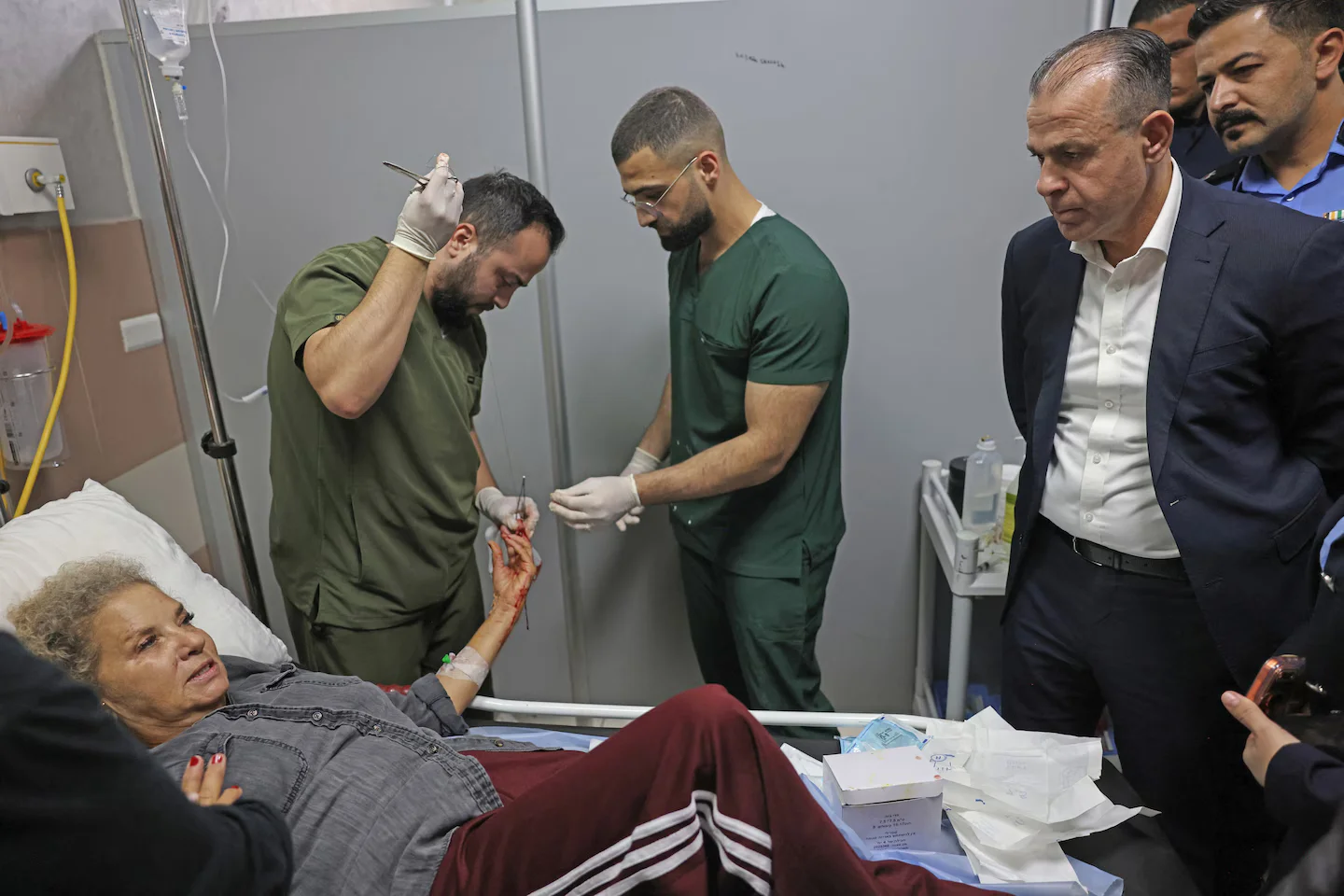 تتلقى المصورة الصحفية هايدي ليفين غرزاً طبية، يوم الجمعة، في أحد مستشفيات مدينة رام الله بالضفة الغربية
